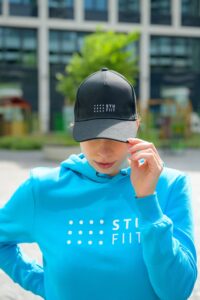 FIIT merch - čierna šiltovka a modrá mikina