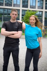 FIIT merch - čierne a modré tričko