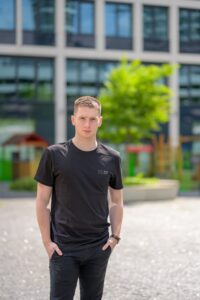 FIIT merch - čierne tričko